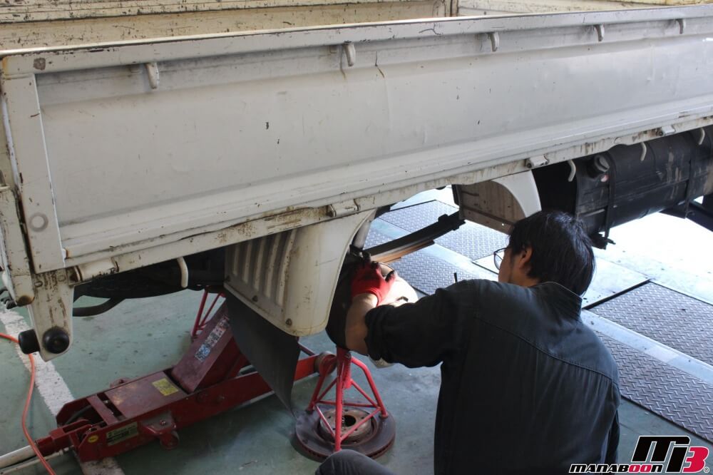 バネットトラックの車検点検整備作業の画像